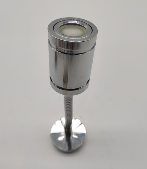 安全な夜間運転に車のライトが不可欠なのはなぜですか?